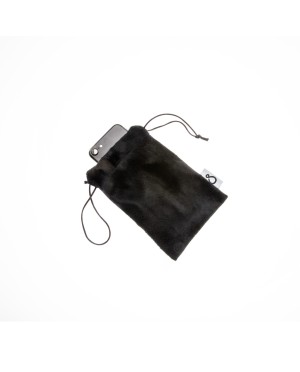 Pokrowiec ze sztucznego futerka na podszewce.