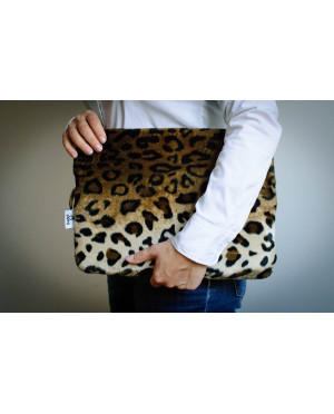 Luksusowe etui na laptopa 13'' z futra. Prestiżowa ochrona sprzętu i rękodzieło dla estetki. Polski design Baga.