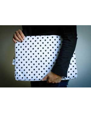 Wodoodporne etui na Laptopa 15'' w groszki. Stylowa ochrona i prestiżowy dodatek. Polskie rękodzieło Baga.