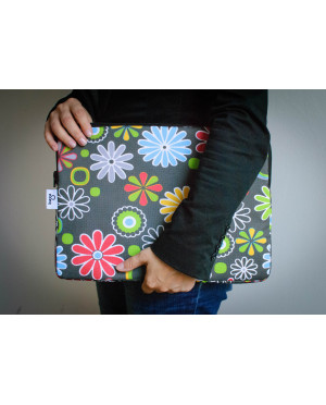 Wodoodporne etui na laptopa 13'' w kwiaty Baga. Stylowa ochrona sprzętu. Polskie rękodzieło dla estetki.