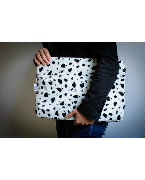 Pokrowiec ze sztucznego futerka na podszewce.