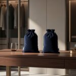 baga organizery podróżne z granatowego aksamitu w garderobie klienta w warszawie