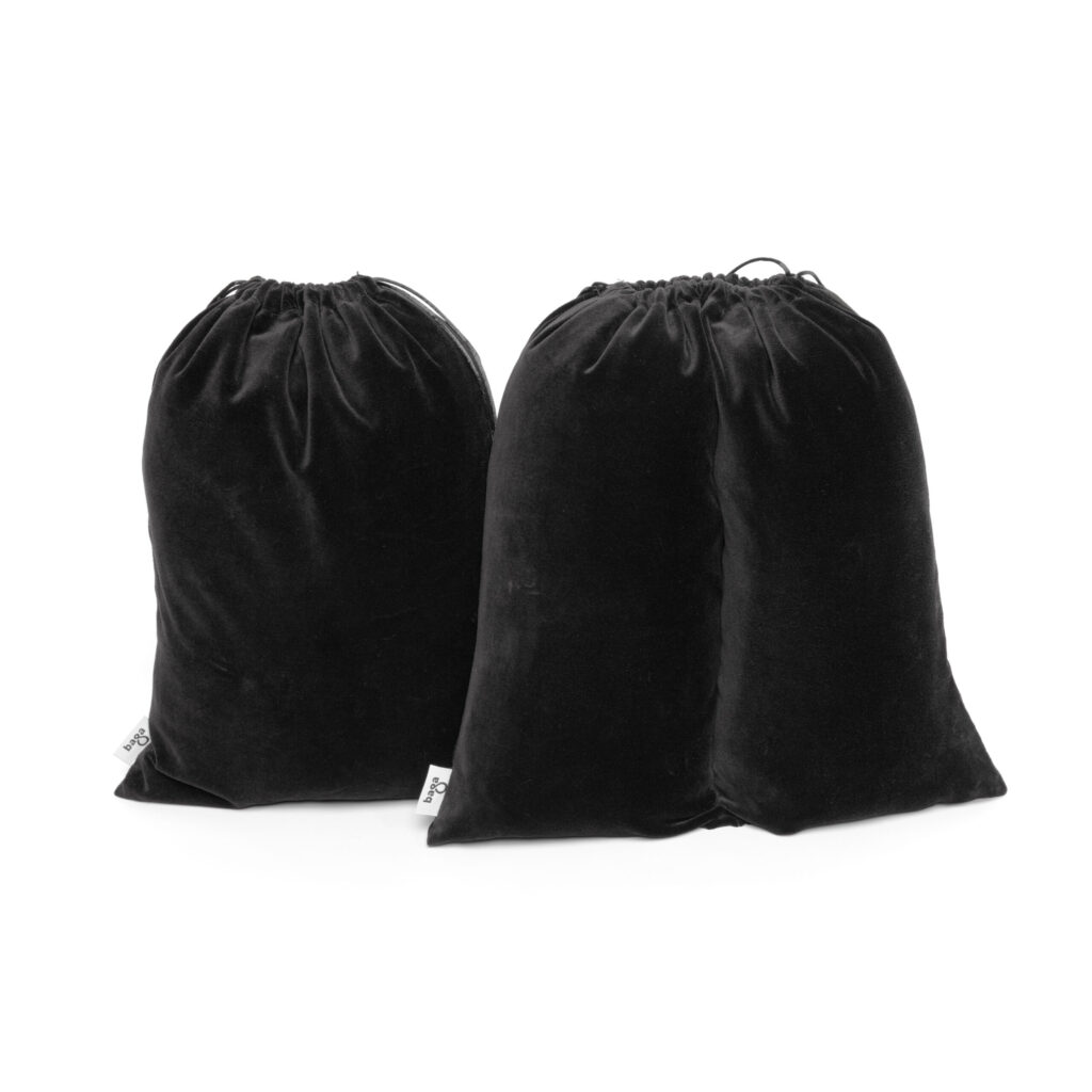 Dwa czarne aksamitne pokrowce na buty Baga: wersja jedno- i dwukomorowa z czarną satynową podszewką, luksusowy zestaw do ochrony obuwia w podróży.