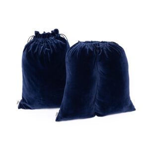 dwa granatowe aksamitne worki podróżne Baga z satynową podszewką: dwukomorowy pokrowiec na buty i worek na odzież, luksusowy system organizacji bagażu.