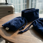 zestaw-podrozny-3-czesci-granatowy-aksamit-baga-na-biurku