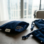 zestaw-podrozny-3-czesci-granatowy-aksamit-baga-w-hotelu