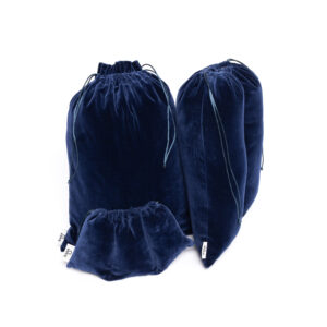 trzy granatowe aksamitne worki podróżne Baga z satynową podszewką: zestaw na buty, odzież i biżuterię lub kable, luksusowy system organizacji walizki.