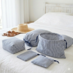 zestaw-podrozny-5-czesci-bawelna-paski-bialo-granatowe-baga-na-lozku