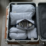 zestaw-podrozny-5-czesci-bawelna-paski-bialo-granatowe-baga-w-walizce