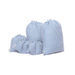 ięcioelementowy zestaw bawełnianych worków podróżnych Baga w biało-granatowe paski: pokrowce na buty, bieliznę oraz wielokomorowe saszetki na kable i biżuterię.